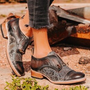 Stylish Black and Snake Print Women's Shoes